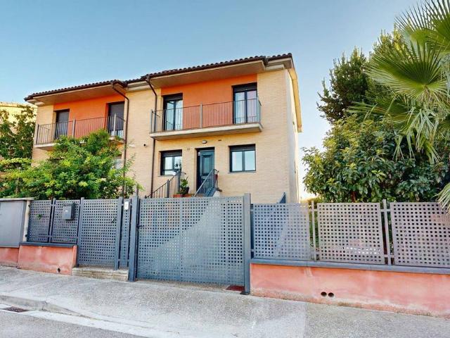 Casa adosada en Venta en Leciñena