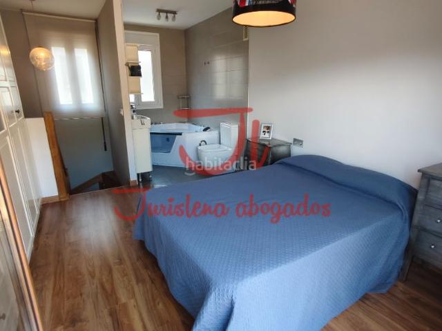 Casa adosada en venta en Lena. CASA CON TERRAZA. Casas adosadas.