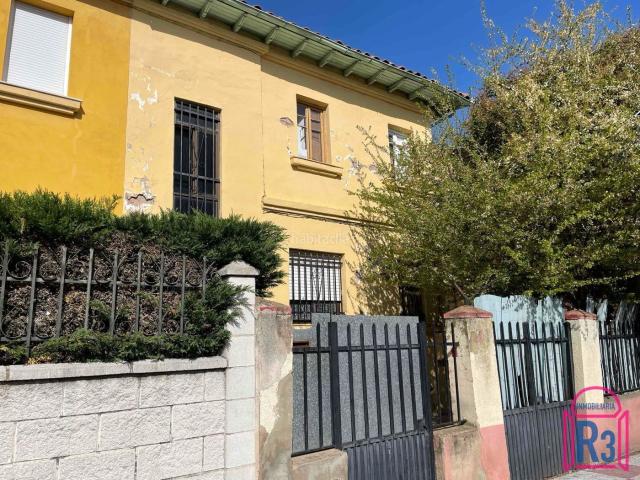 Casa adosada en venta en León, Pinilla. Casa en Pinilla con amplia parcela. Casas adosadas.