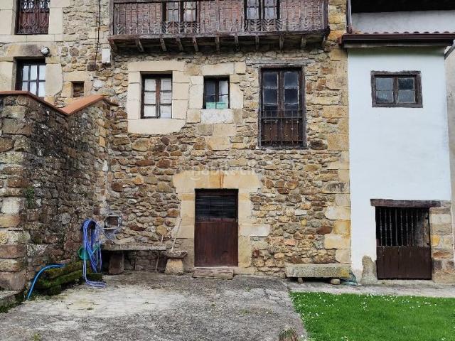 Casa adosada en venta en Liendo. Desde NOR Inmobiliaria te descubrimos el encanto de esta maravillosa propiedad, de 339 m2 construidos y con un amplio jardín de 70. Casas adosadas.