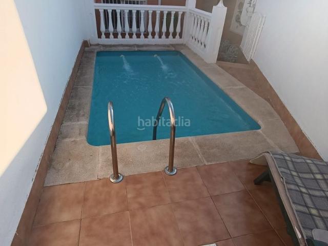 Casa adosada en venta en Linares, La Paz Las Américas. Casa con piscina privada en Barriada las Americas. Casas adosadas.