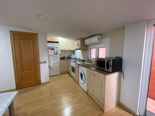 Casa adosada en venta en Llagosta La. CASA CON POSIBILIDAD DE NEGOCIO. Casas adosadas Llagosta.