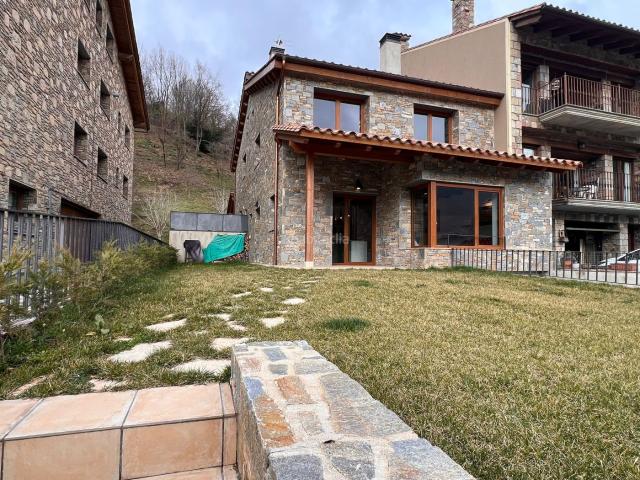 Casa adosada en venta en Llanars Pirineos. CASA AMB JARDÍ PRIVAT. Casas adosadas.