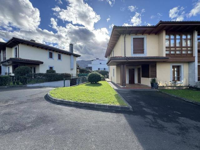 Casa adosada en Venta en Llanes pueblo