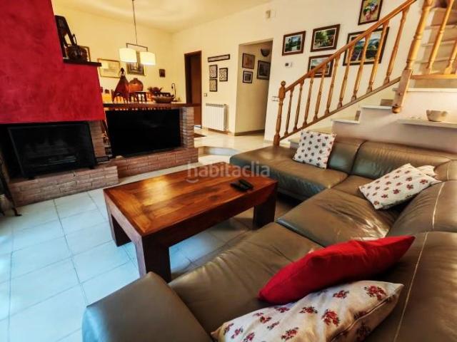 Casa adosada en venta en Lliçà d´Amunt. CASA ADOSADA DE 150 M2 EN EL CASCO URBANO DE LLIÇÀ D'AMUNT, AL LADO DE TODOS LOS SERVICIOS DE LOS QUE DISPONE EL PUEBLO. Casas adosadas Lliçà.