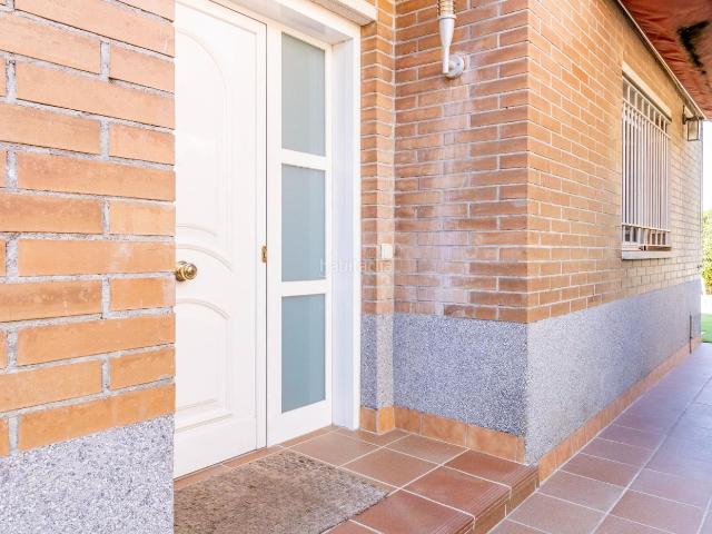 Casa adosada en venta en Llinars del Vallès. Espectacular casa a cuatro vientos con piscina privada, porche y suite en Llinars del Vallès. Casas adosadas Llinars del.