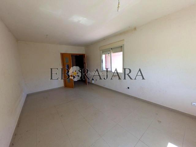 Casa adosada en venta en Lucillos. CASA ADOSADA CON PATIO Y GARAJE. Casas adosadas.
