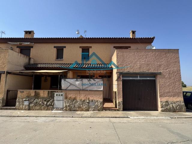 Casa adosada en venta en Lucillos. Casas adosadas.