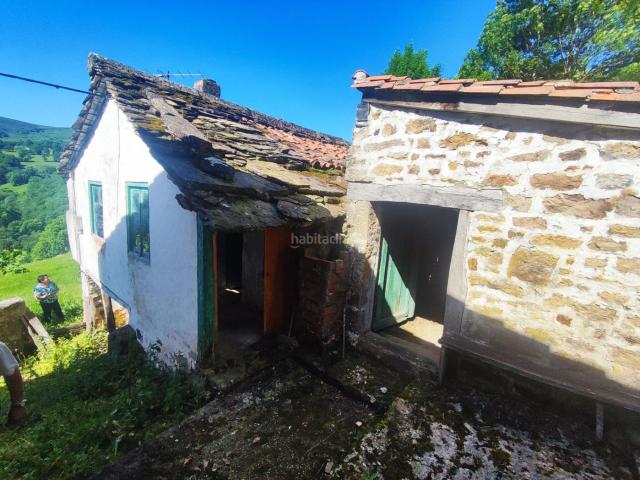 Casa adosada en venta en Luena. En SEL DEL MANZANO, un pequeño barrio perteneciente a Resconorio, tenemos una VIVIENDA TRADICIONAL CANTABRA, aunque muy bien conse. Casas adosadas.