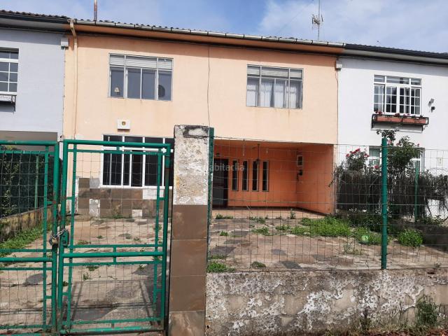 Casa adosada en venta en Lugo, Sagrado Corazón As Gándaras. Casa para reformar a 5 minutos del centro. Casas adosadas.