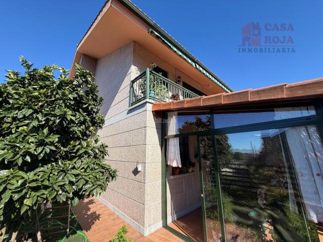 Casa adosada en venta en Moaña. Chalet pareado de piedra en zona tranquila de Berducedo, Moaña. Casas adosadas.