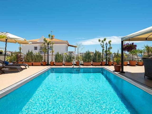 Casa pareada en venta en Mogán, Arguineguín. Elegante villa adosada con amplias áreas exteriores, piscina climatizada y ubicación privilegiada en Loma Dos, Arguineguín. Casas pareadas.