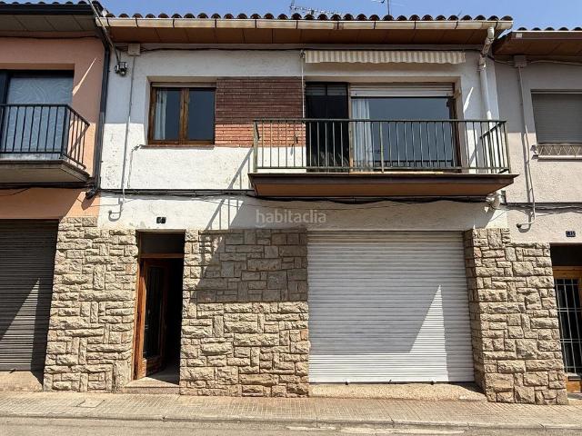 Casa adosada en venta en Moià. Casa con garaje para dos coches, patio y terraza en el núcleo urbano de Moià. Casas adosadas.