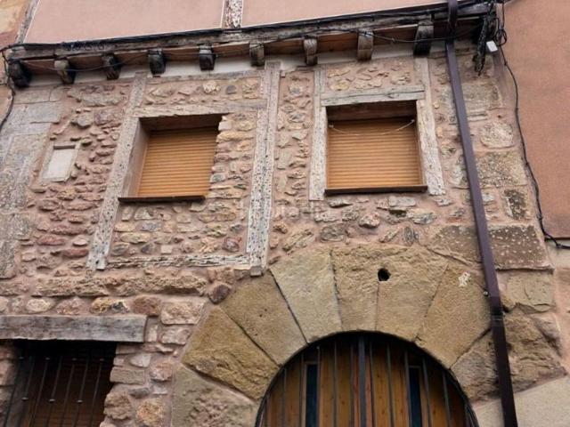 Casa adosada en venta en Molina de Aragón. Casa de piedra con arco de dovelas, 284 m2 en el casco de Molina. Casas adosadas Molina de.