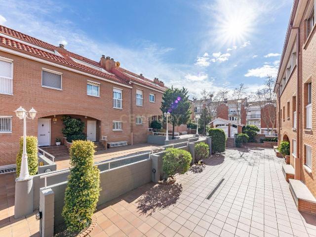 Casa adosada en venta en Molins de Rei. Casa adosada con piscina comunitaria en zona residencial de Molins de Rei. Casas adosadas Molins de.