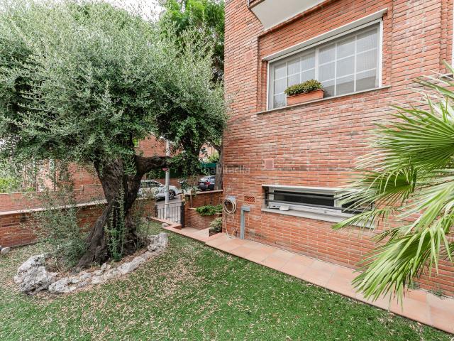 Casa adosada en venta en Mollet del Vallès, Santa Rosa. Chalet Adosado Esquinero en Santa Rosa ¡Tu Hogar Ideal Te Espera!. Casas adosadas Mollet del.