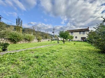 Casa adosada en venta en Molledo. CASA DE PIEDRA ADOSADA EN ESQUINA CON 716m2 DE PARCELASTA. CRUZ DE IGUÑAMOLLEDO. Casas adosadas.
