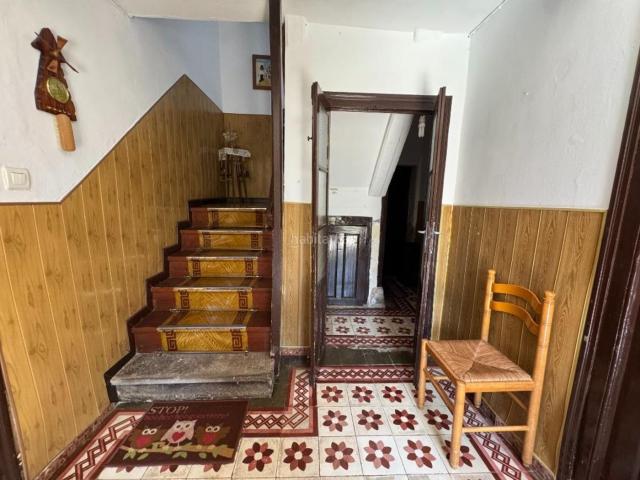 Casa adosada en venta en Molledo. CASA TRADICIONAL EN HELECHA 3 Plantas, Desván Diáfano, Jardín, Garaje y Tejado Reformado. Casas adosadas.