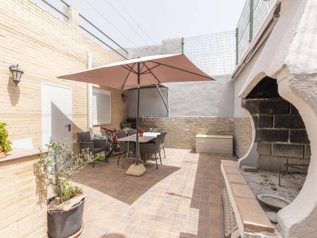 Casa adosada en venta en Moncada. Casa reformada con gran terraza, solárium y barbacoa. Casas adosadas.