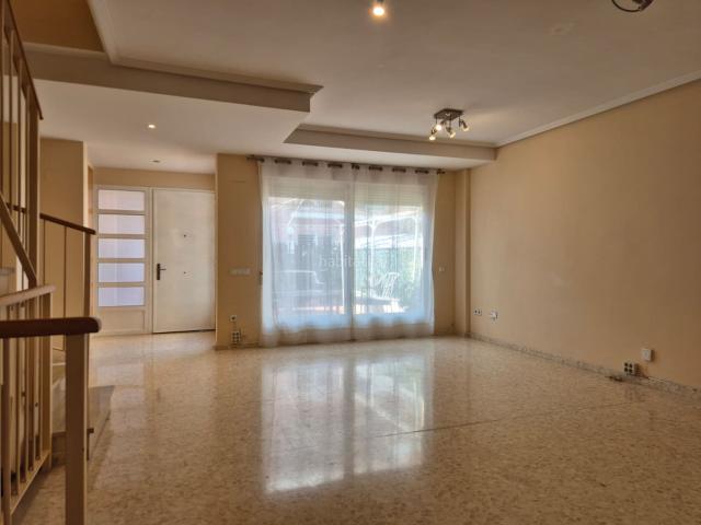 Casa adosada en venta en Moncada. Chalet adosado en venta en Avenida Comunitat Valenciana. Casas adosadas.
