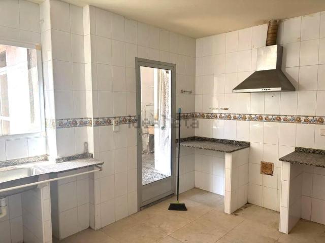 Casa adosada en venta en Moncada. J.A.F INMOBILIARIA DISPONE A LA VENTA DE ESTA CASA DE PUEBLO ADOSADA ESQUINERA. Casas adosadas.