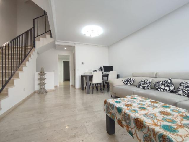 Casa adosada en venta en Monforte del Cid. Bungalow con encanto y diseño moderno en Monforte del Cid Amplio, con gran garaje y listo para entrar. Casas adosadas Monforte del.