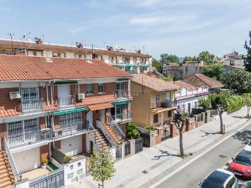 Casa adosada en venta en Montmeló. Vive cómodamente en esta casa bien ubicada y cerca de todos los servicios de la población de Montmeló. Casas adosadas.