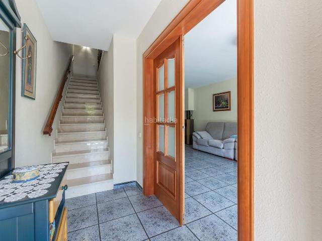 Casa adosada en venta en Montmeló. Vive cómodamente en esta casa bien ubicada y cerca de todos los servicios de la población de Montmeló. Casas adosadas.