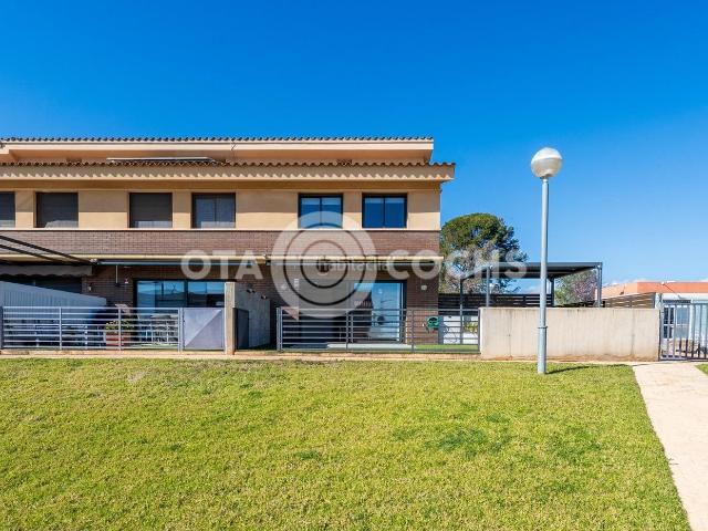 Casa adosada en venta en Montbrió del Camp. MAGNIFICO ADOSADO DE DISEÑO EN MONTBRIO. Casas adosadas Montbrió del.
