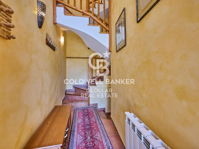 Casa adosada en venta en Montellà i Martinet. Casa esquinera en Montellà con magníficas vistas. Casas adosadas Montellà i.
