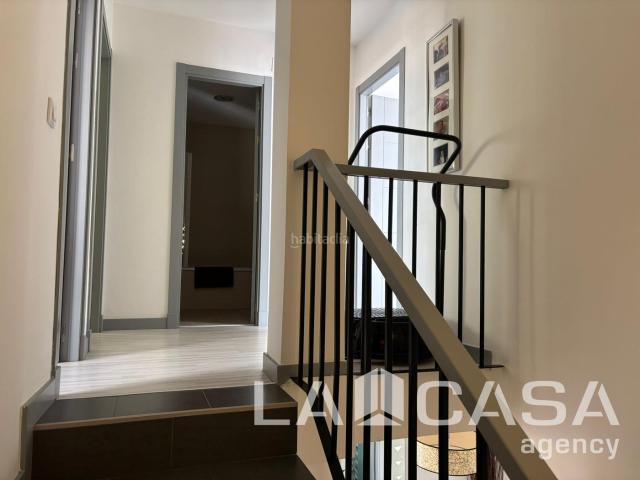 Casa adosada en venta en Montequinto, Avenida de Europa. Casa reformada con 3 dormitorios, vestidor y garaje en Montequinto. Casas adosadas.