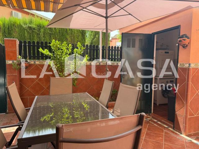 Casa adosada en venta en Montequinto, Avenida de Europa. Adosado con patio, solárium y piscina comunitaria en Montequinto, listo para entrar a vivir. Casas adosadas.