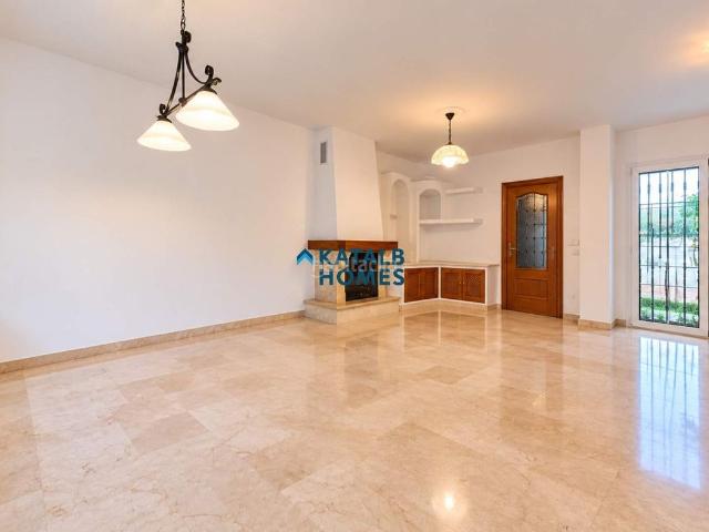 Casa adosada en venta en Montequinto, Avenida de Europa. Magnifica casa en el corazón de Montequinto, junto a Avenida de Europa. Casas adosadas.
