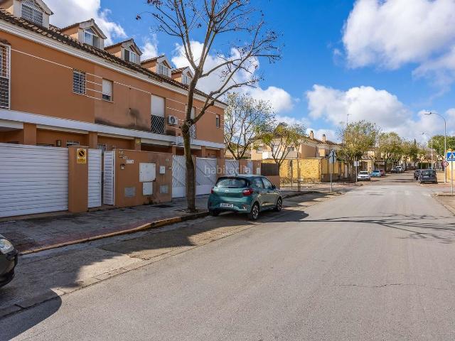 Casa adosada en venta en Montequinto, Olivar de Quintos. ESPECTACULAR CASA ADOSADA TOTALMENTE REFORMADA EN MONTEQUINTO. Casas adosadas.
