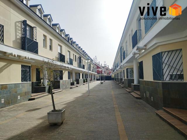 Casa adosada en venta en Montequinto, Olivar de Quintos. Fantástica casa adosada en Montequinto en Urbanización cerrada. !. Casas adosadas.