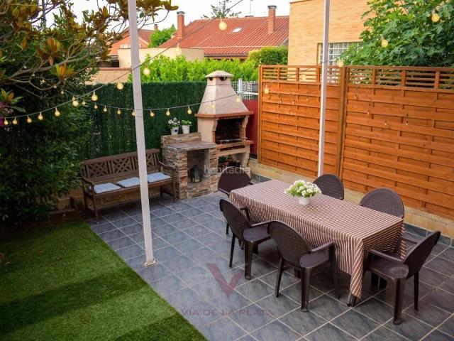 Casa adosada en venta en Monterrubio de Armuña. Chalet adosado en venta con jardín, piscina y garaje para dos coches Vía de la Plata Inmobiliaria. Casas adosadas Monterrubio de.