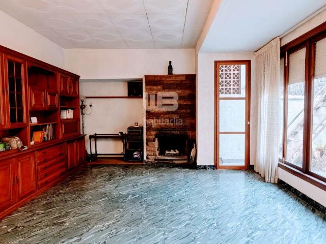 Casa adosada en venta en Montgat. ¡Gran Oportunidad en Montgat! Edificio con 3 viviendas o Solar para Promoción de hasta 8 pisos. Casas adosadas.