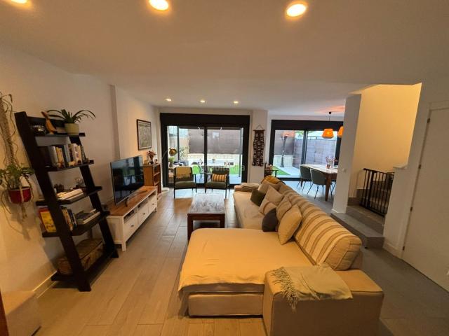 Casa adosada en venta en Moralzarzal, Colegios. INMOTORRE VENDE EPECTACULAR ADOSADO EN LA MEJOR ZONA DE MORALZARZAL. Casas adosadas.