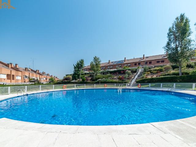 Casa adosada en venta en Móstoles, Parque Coimbra. Chalet adosado en venta en Travesía del Castaño 45, Móstoles. Casas adosadas.