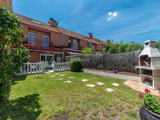 Casa adosada en venta en Móstoles, Parque Coimbra. Agencia inmobiliaria Hogares vende espectacular chalet adosado en urbanización privada con piscina, amplios espacios y excelente u. Casas adosadas.