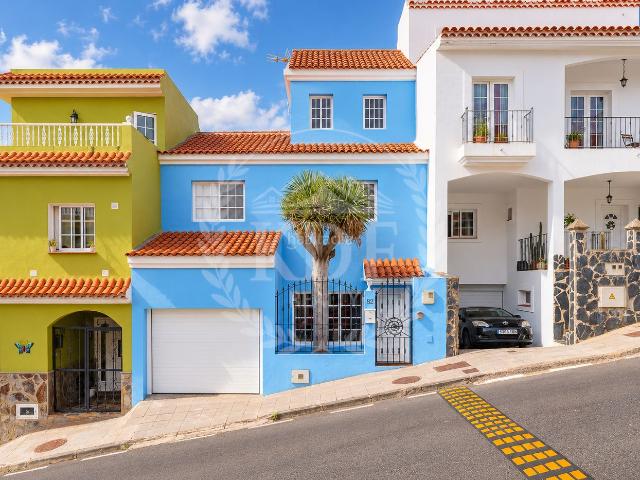 Casa adosada en venta en Matanza de Acentejo La. Chalet adosado reformado con garaje, terraza y acabados artesanales en madera en San Antonio, La Matanza. Casas adosadas Matanza de Acentejo.