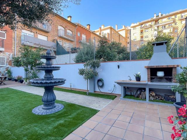 Casa adosada en venta en Mataró, Camí de la Serra. Casa adosada con jardín y barbacoa. Casas adosadas.
