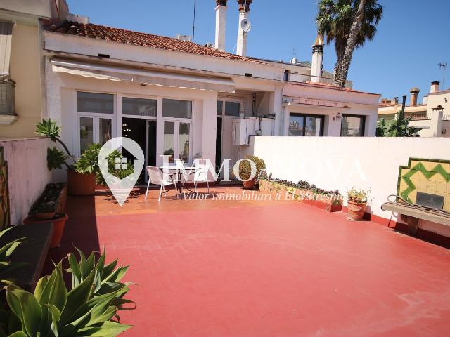Casa adosada en venta en Mataró, Centre. Amplia residencia con jardín, terraza y gran garaje cerca de la Riera de Mataró. Casas adosadas.
