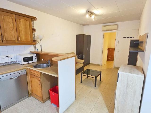 Casa adosada en venta en Mataró, Centre. EN EXCLUSIVA. Casa en venta en el centro de Mataró. Local comercial en planta baja más 1 piso. Casas adosadas.