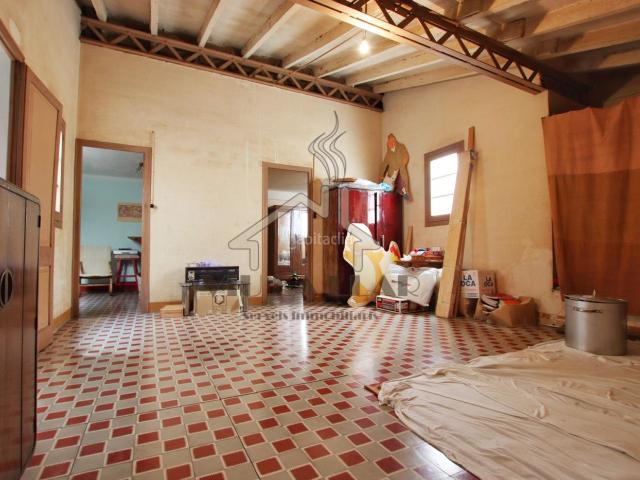 Casa adosada en venta en Mataró, Centre. Espectacular casa señorial con gran potencial, terraza, patio y parking para más de 10 coches entre Parque Central y La Riera. Casas adosadas.