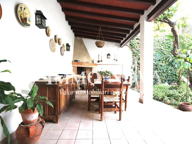 Casa adosada en venta en Mataró, Centre. Exclusiva casa señorial en el centro, con garaje, patio y más de 300 m² construidos. Casas adosadas.