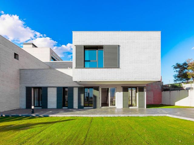 Casa pareada en venta en Mataró, Vallveric. Fantástica casa con piscina comunitaria y vistas al mar. Casas pareadas.