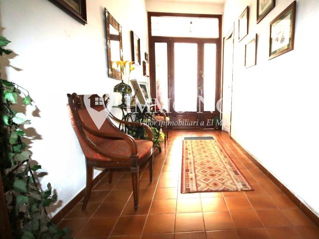 Casa adosada en venta en Mataró, Eixample. Casa independiente con patio y 3 terrazas en lEixample de Mataró. Casas adosadas.