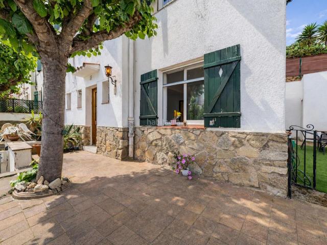 Casa adosada en venta en Mataró, La Llàntia. Encantadora casa de pueblo en Caldes dEstrac. Casas adosadas.