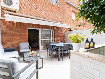 Casa adosada en venta en Mataró, Vista Alegre. Tu nuevo hogar ideal para familias: casa adosada con terraza lista para entrar a vivir. Casas adosadas.